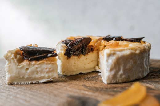 Ein Münchner Weichkäse mit Trockenfrüchten belegt.
