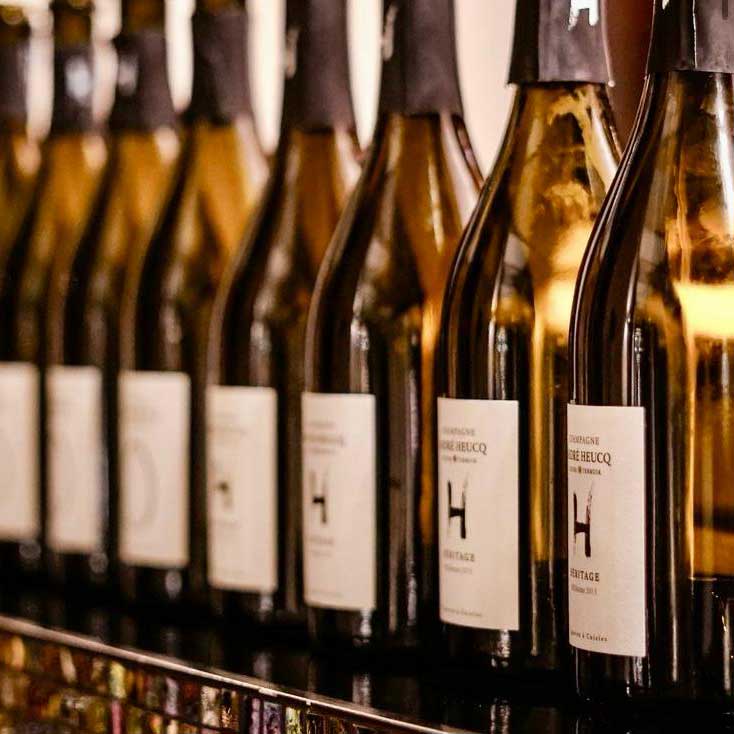 Champagner Flaschen im Regal