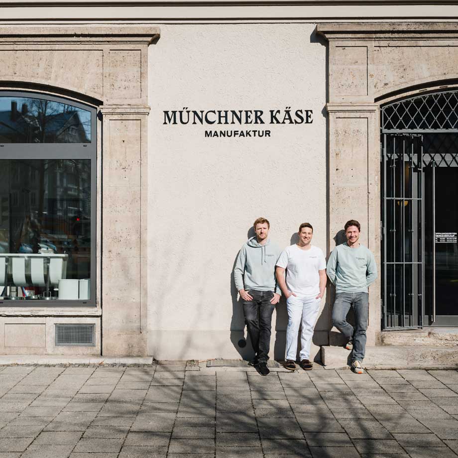 Die drei Gründer der Münchner Käse Manufaktur vor der einzigen Käserei in München.