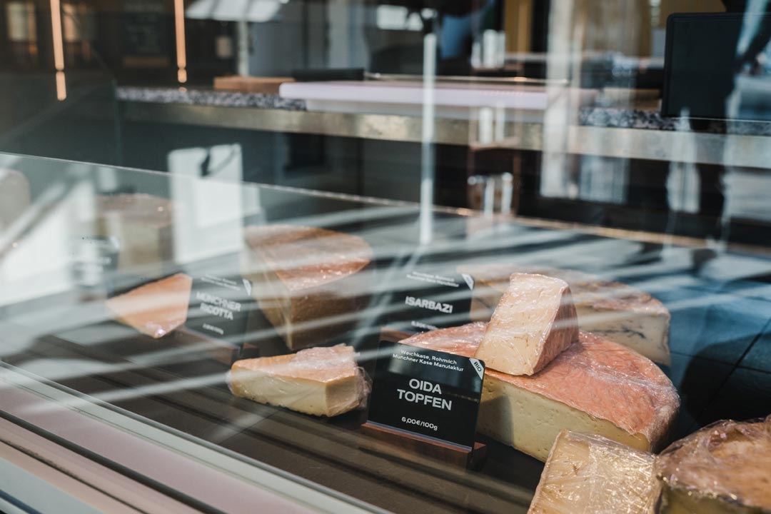 Käse liegt in der Theke der Münchner Käse Manufaktur