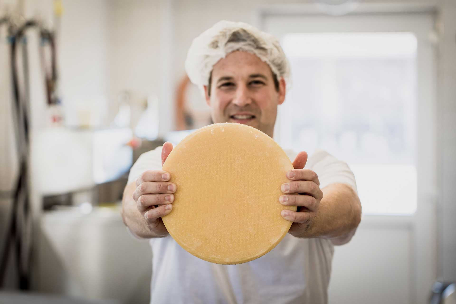 Käsemeister Franz hält einen Käse in die Kamera