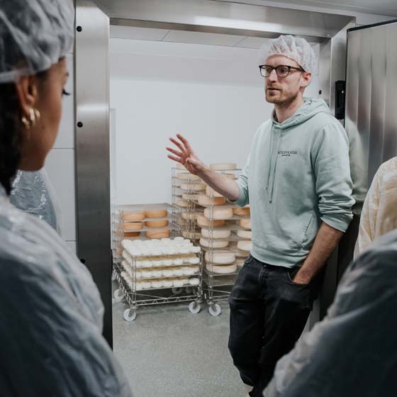 Gründer Johannes zeigt die erste Münchner Käserei