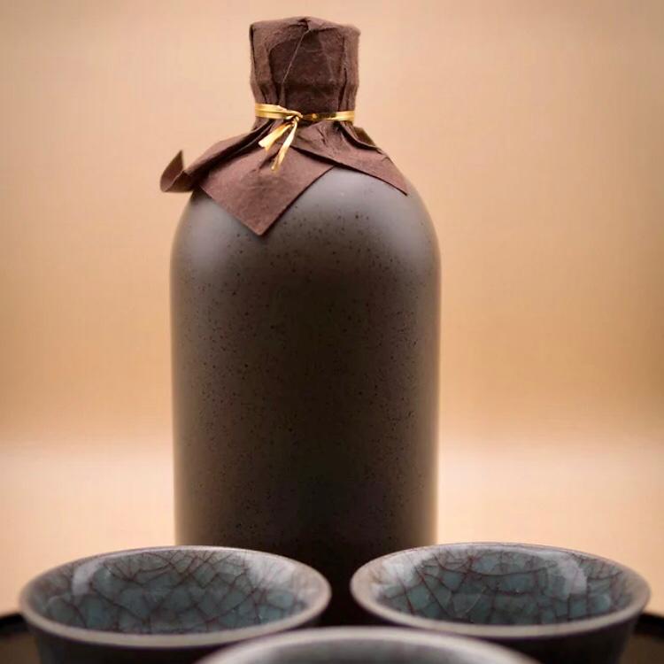 Sake Flasche mit traditionellen Tongefaessen