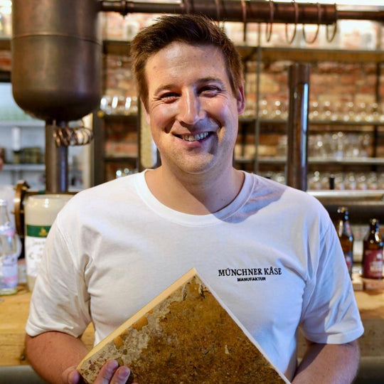 Kaesemeister Franz mit Kaese im Werk2 von Giesinger Braeu