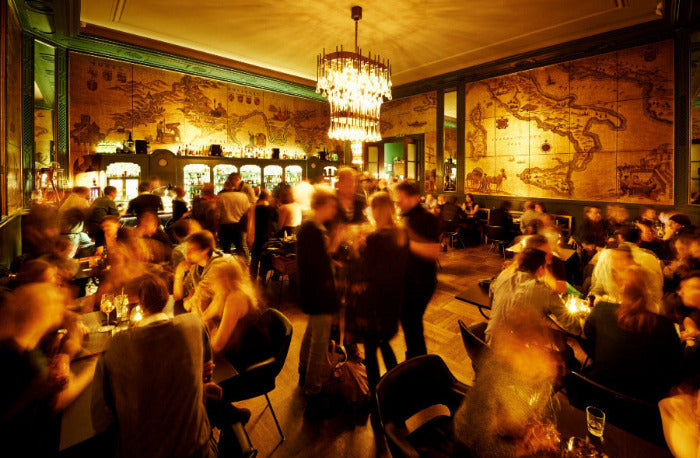 Das Bild zeigt die Goldene Bar in München von innen. Samt Gästen.