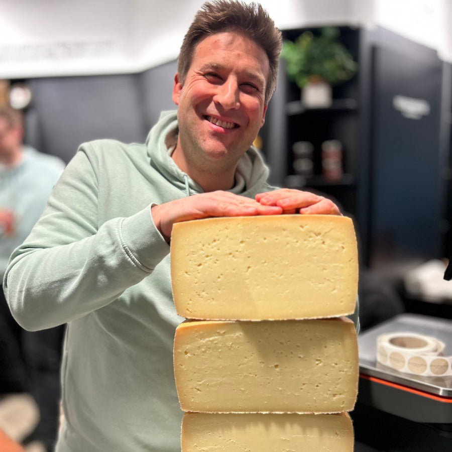 Franz posiert mit seinem ersten Münchner Hartkäse Hartl.