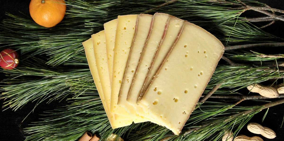 Münchner Raclette Scheiben liegen aufgeschnitten da.