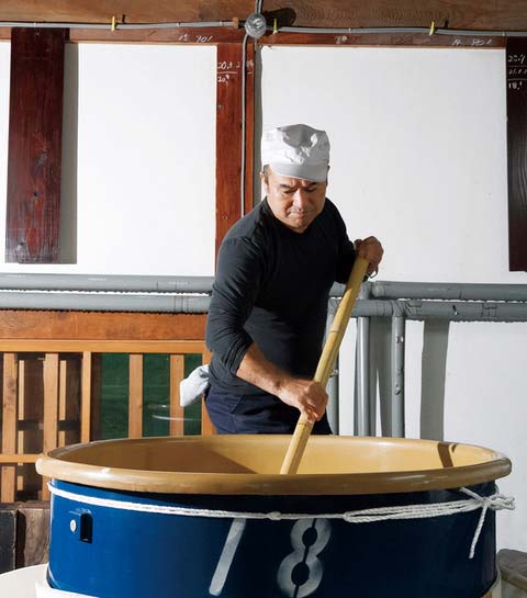 Sake-Meister macht Sake in grossem Kessel
