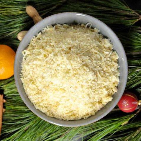 Zu sehen ist ein geriebenes Fondue der Münchner Käse Manufaktur in einer Schale.