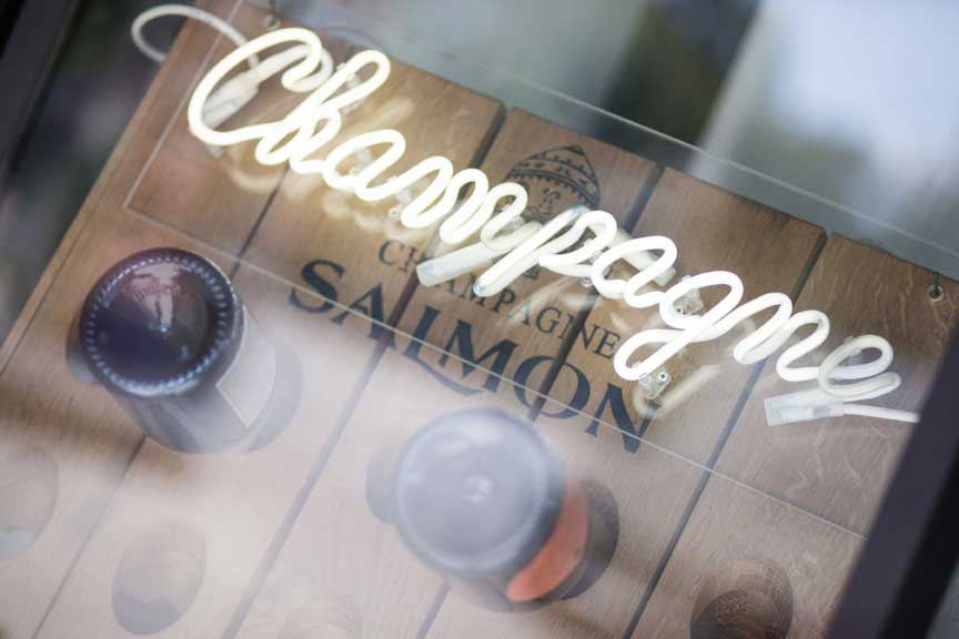 Ein Schild zeigt das Wort Champagner