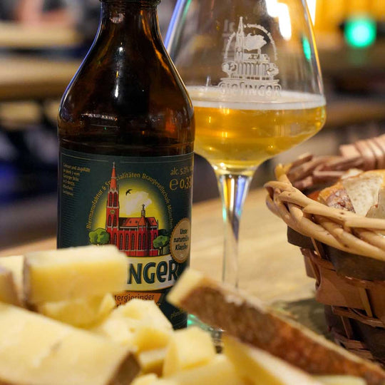 Kaese und Bier beim Tasting der Muenchner Kaese Manufaktur