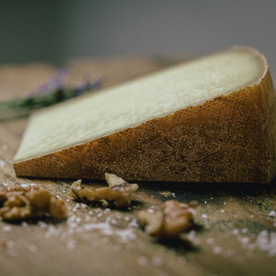 Zu sehen ist der Gspusi der Münchner Käse Manufakuktur. Es perfekter Käse für die Brotzeit.