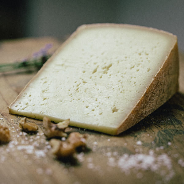 Zu sehen ist Käse der Münchner Käse Manufakuktur, der Gspusi. Es ist ein buttriger Bergkäse aus Münchens einziger Käserei.