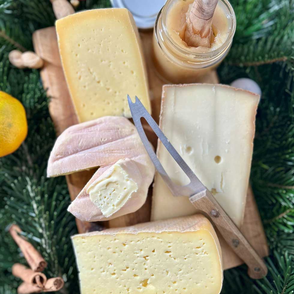 Zu sehen ist ein weihnachtliches Käsebrett mit 4 Sorten Käse.