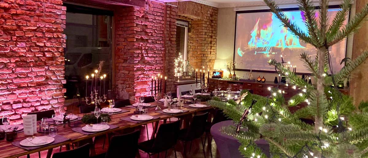 Eine Location ist weihnachtlich geschmückt für ein Teamevent in München