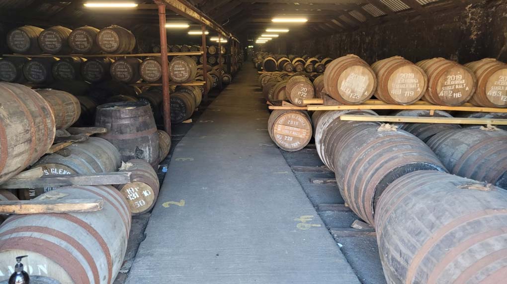 Whiskey-Barells in einer grossen Halle